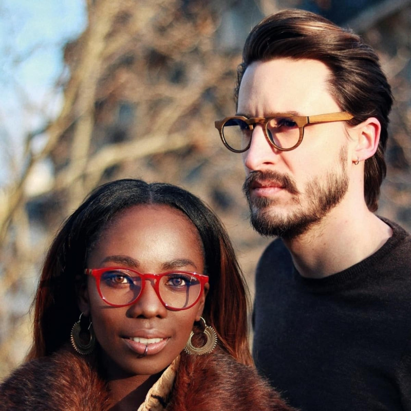 Screen glasses with octagonal keyhole shaped nose